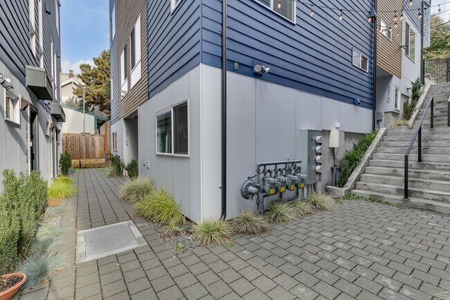 Foto del edificio - Queen Anne West Townhome with A/C Availabl...