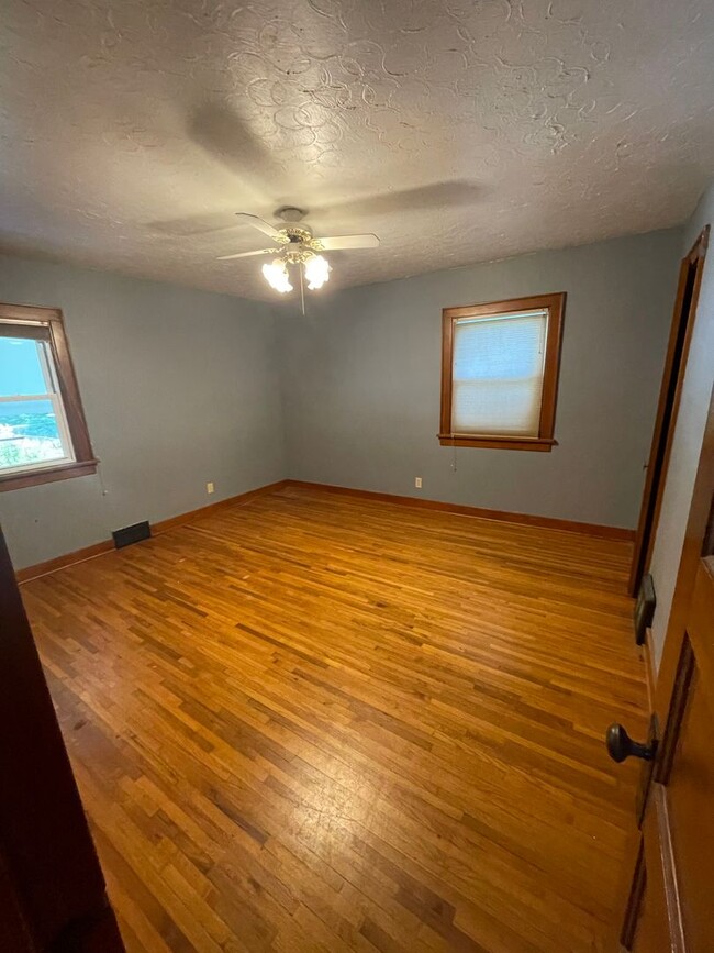 Building Photo - 3 Bedroom, 2 Bathroom Home
