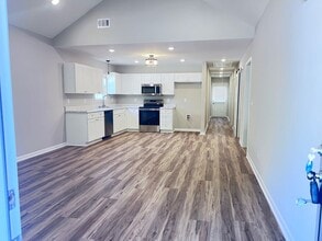 Building Photo - 631 Clary St