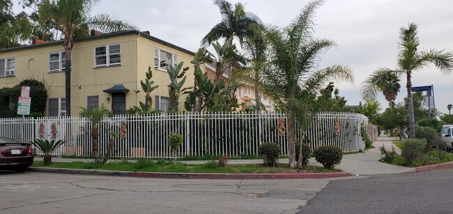 Foto del edificio - 4770 Willow Brook Ave