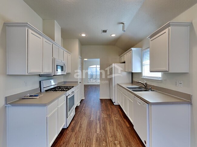 Building Photo - 2112 Sophie Lane