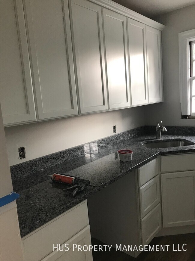 Building Photo - Renovated 3 Bedroom Unit in Single Family ...
