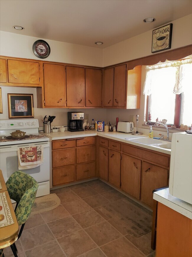 Building Photo - Beautiful brick 3 bedroom home in a country setting on 1.5 acres