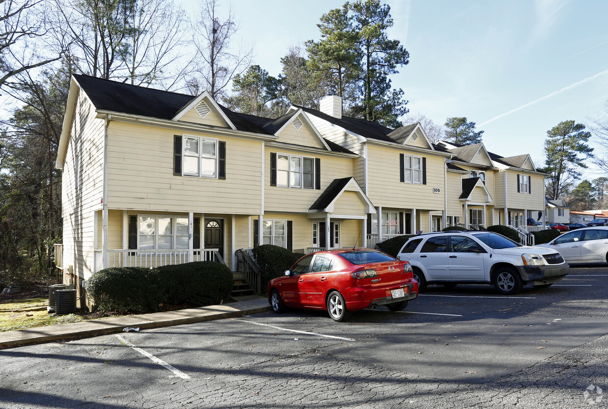 Building Photo - Clarendon Apartments and Townhomes