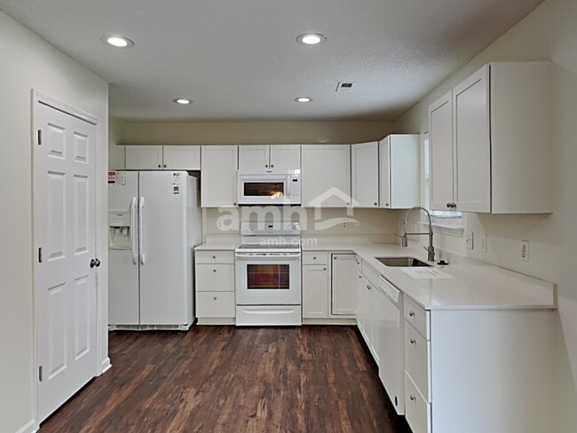 Building Photo - 3601 Edgeview Dr