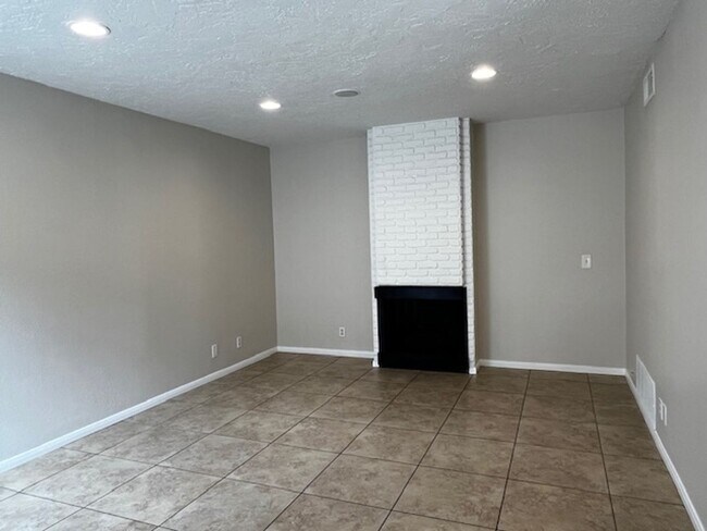 Foto del edificio - 2 Bedroom Townhouse Available Now in MV!