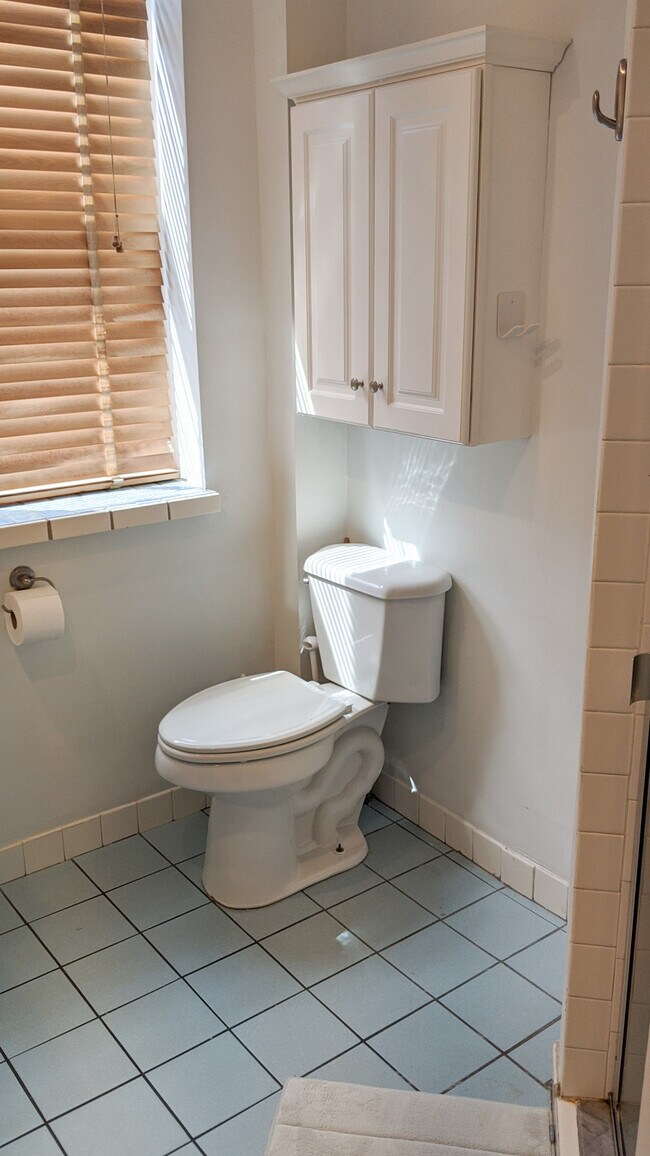 Baño - 1017 N 4th St