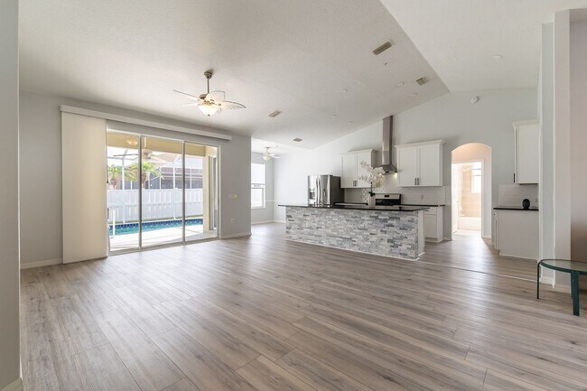 Foto del edificio - 3-Bed 2-Bath Unfurnished Pool Home - Green...