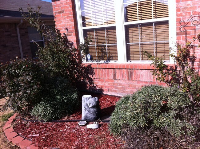 Building Photo - 2215 Sumac Dr