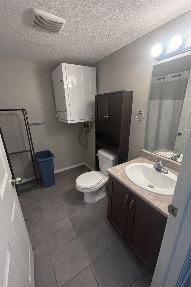 Photo du bâtiment - 11220-11220 104 Ave.