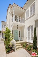 Building Photo - 2011 Beachwood Dr