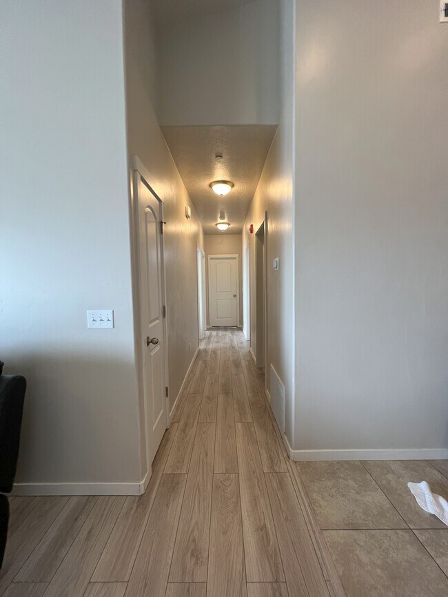 Building Photo - 203 E Jordan Ridge Blvd