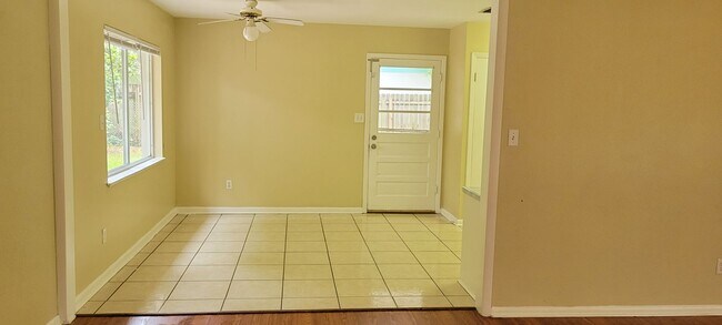 Foto del edificio - 4/2 (Madison Park) Nice home in quiet neighborhood