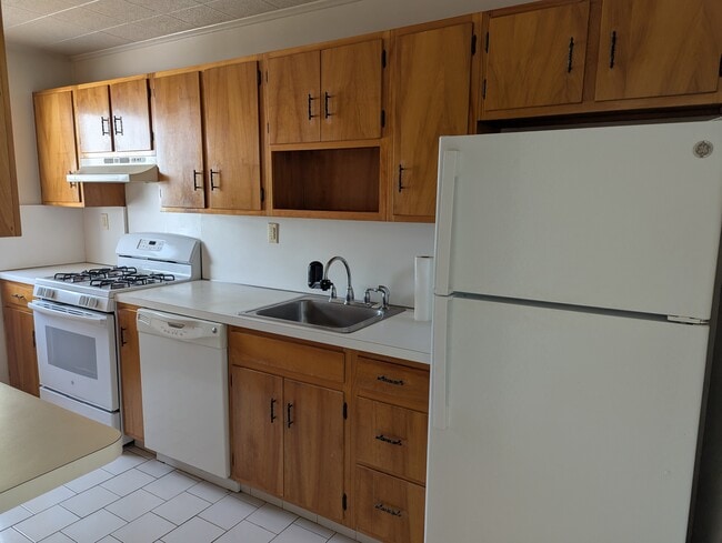 Building Photo - 44 Avon Cir