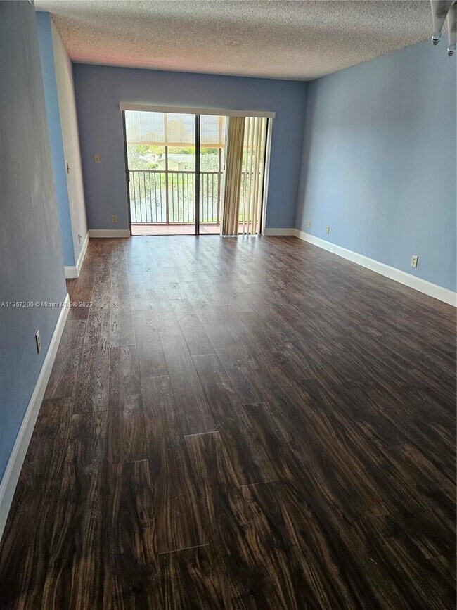 Foto del edificio - 11453 NW 39th Ct