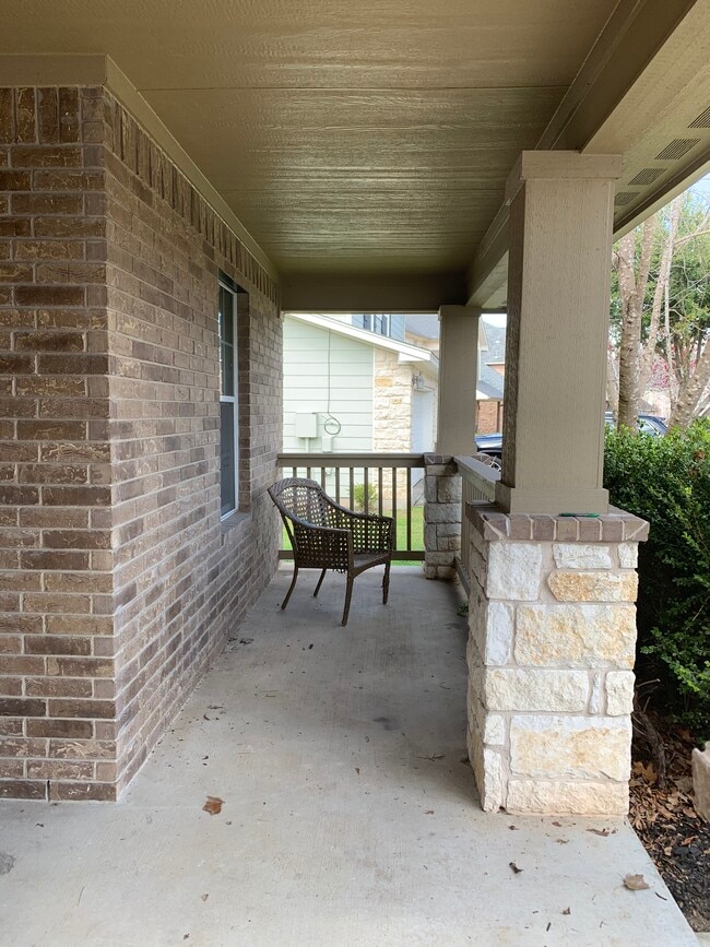 Covered front porch - 15327 English River Loop