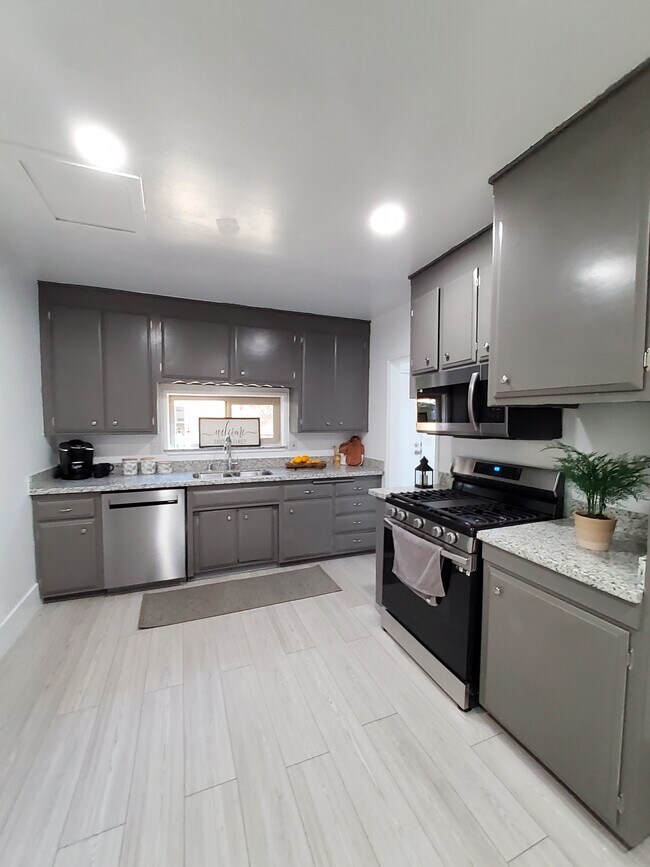 Foto del edificio - 1161 McMullen Ave