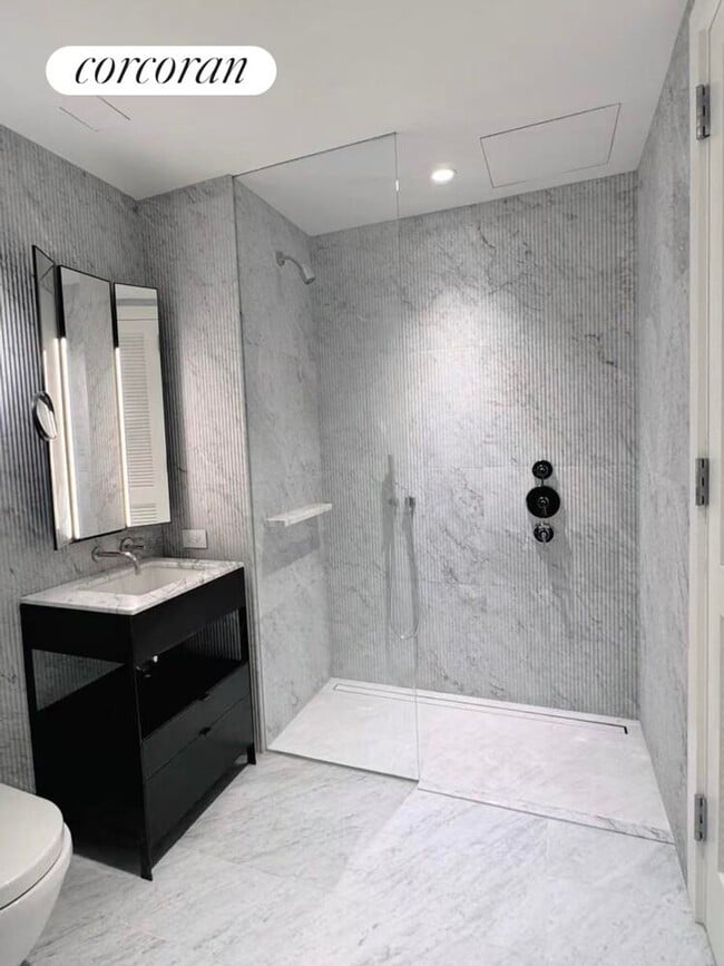 Foto del edificio - 135 E 47th St
