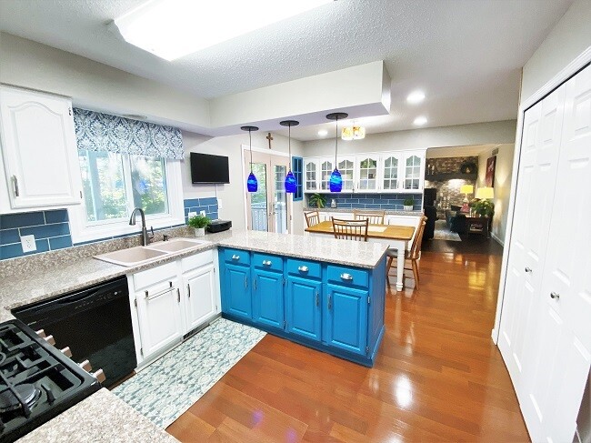 Building Photo - 4307 Bluebird Dr
