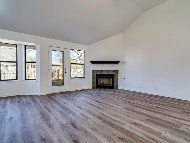 Foto del edificio - 223 Evergreen Cir