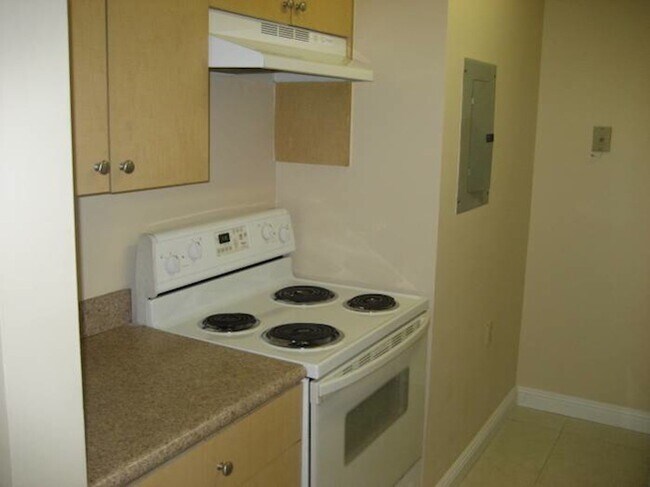 Foto del edificio - 1056 N Benoist Farms Rd