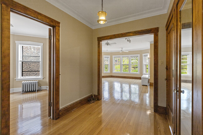 Building Photo - 6645 N Greenview Ave
