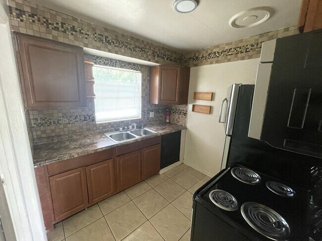 Foto del edificio - Charming Haven: Uncover Your Dream Home at 2026 JPV Street!