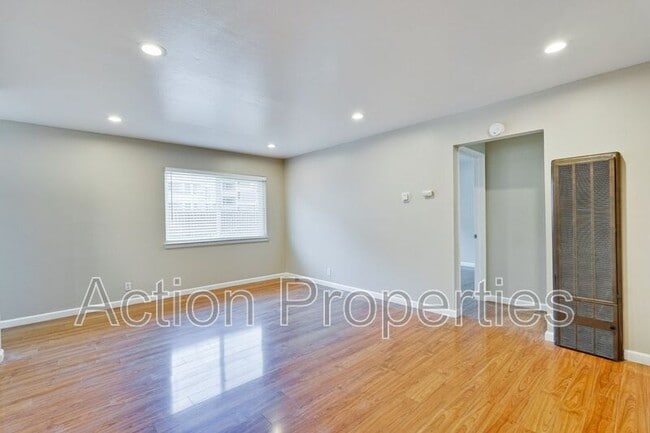 Building Photo - 685 Foxtail Dr