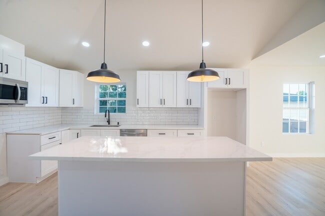 Building Photo - 1310 E 34th St