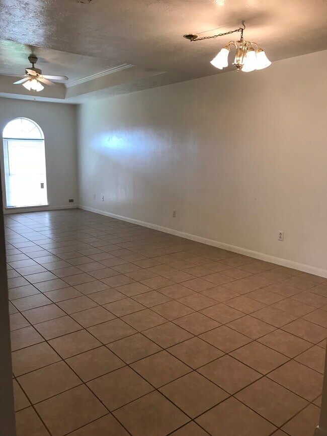 Building Photo - 907 Camellia Ct