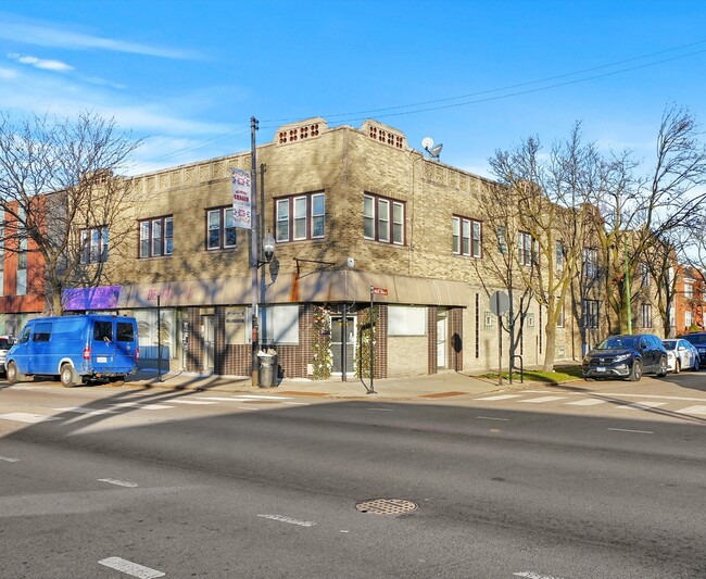 Foto del edificio - 5636 W Diversey Ave