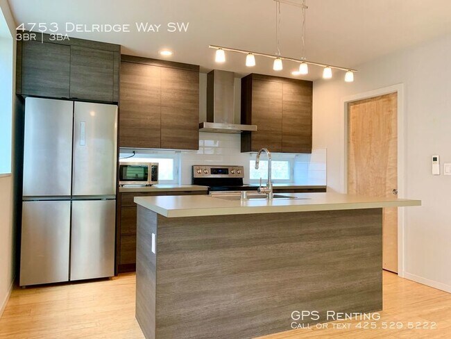 Building Photo - 3 Bedroom Townhome In Delridge Available Now!