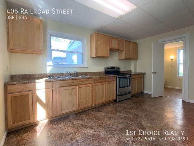 Building Photo - 406 Railroad St