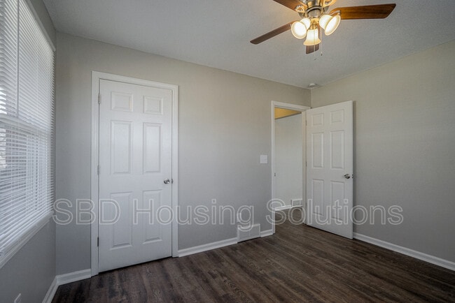 Building Photo - 1017 N River Blvd B