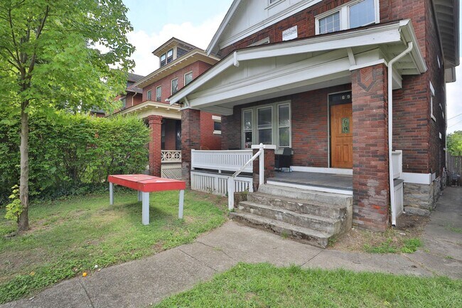 Foto del edificio - GREAT OSU SOUTH CAMPUS LOCATION - Ridiculously Nice back deck and off-street parking for everyone