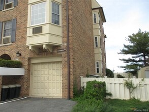 Building Photo - 207-25 Darren Dr