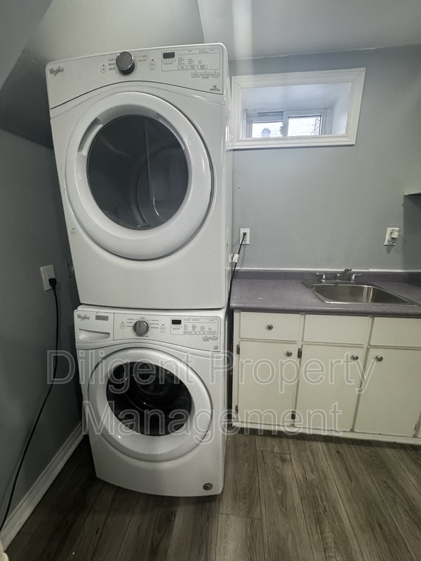 Building Photo - 492 King George St