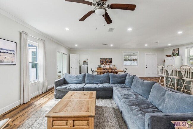 Foto del edificio - 9152 Woodbine St