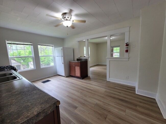 Building Photo - 3 Bedroom, 1 Bath, Available July 2026