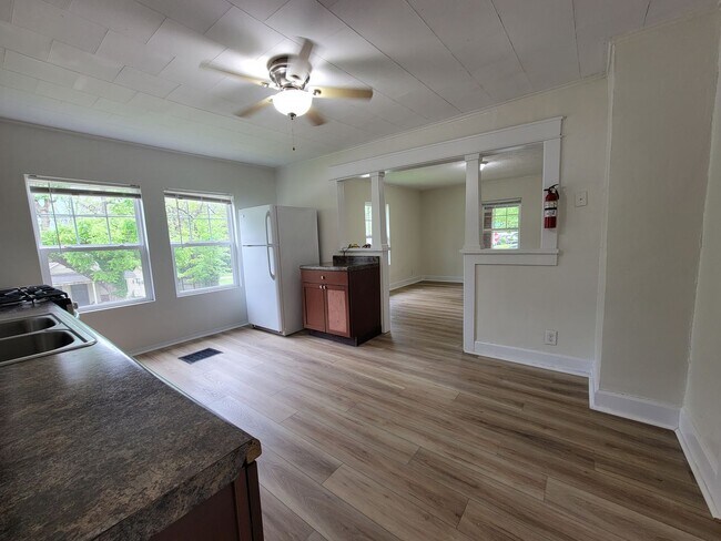 Foto del edificio - 3 Bedroom, 1 Bath, Available July 2026