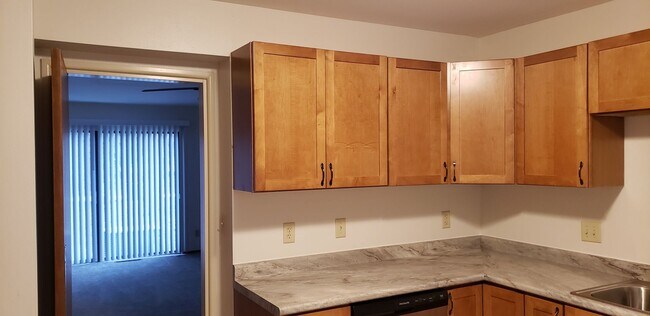 Foto del edificio - 3 BEDROOOM/1.5 BATH TOWNHOUSE