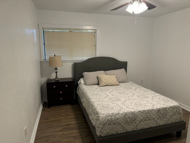 Building Photo - Fully furnished townhome for rent