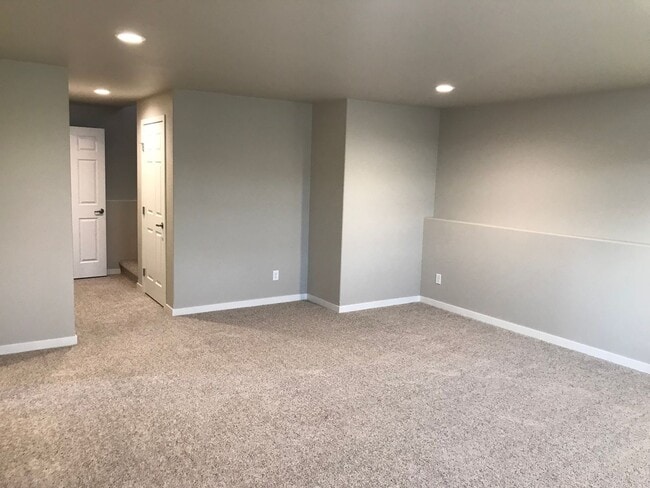 Building Photo - 4 Bed 2 Bath Single Family Home
