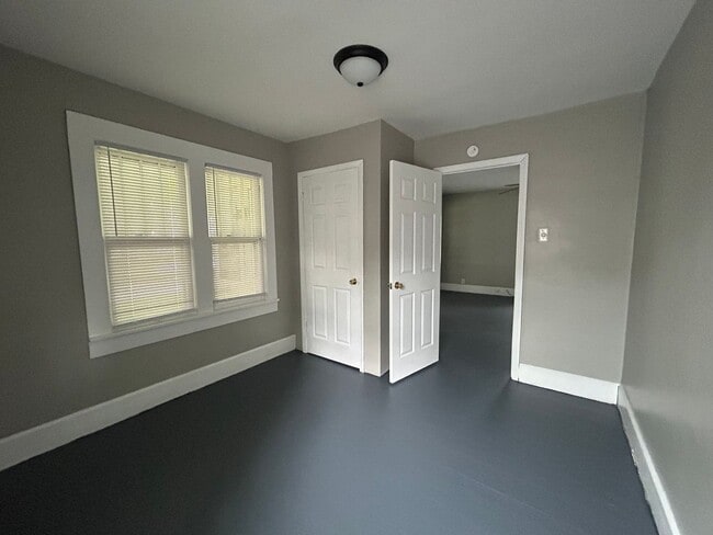 Building Photo - 3 Bedroom 1 Bathroom house Available Now!