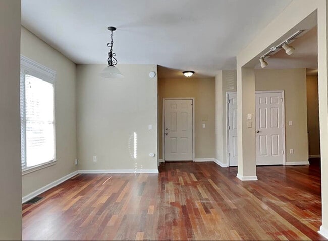 Building Photo - 66 Kenyon St SE