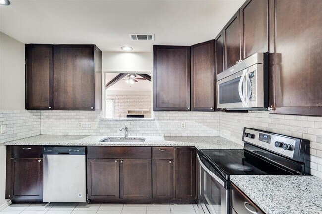 Building Photo - 521 Cedar Elm Ln