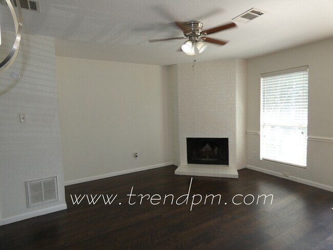 Building Photo - 121 Surrey Lane, Euless TX 76039