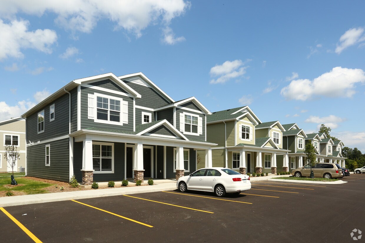 The Quarters at EL Cottages Student Living Apartments East Lansing