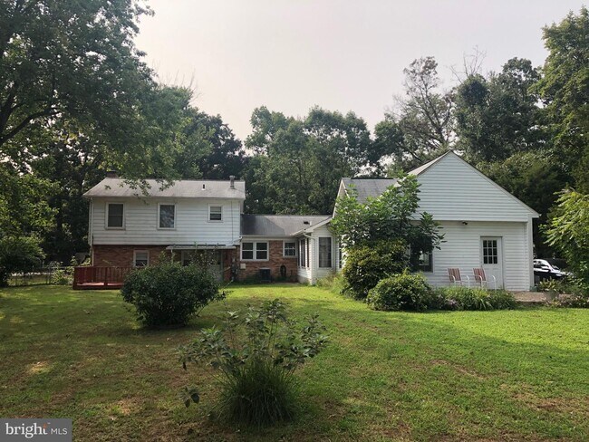 Building Photo - 6825 Ridgeway Dr