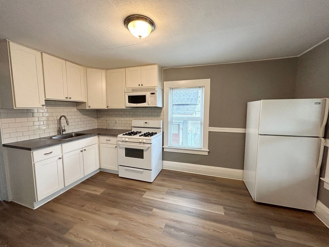 Move-in by 11/1/2025 and get December rent... - Adorable Sellwood 1 Bedroom with - Updated...